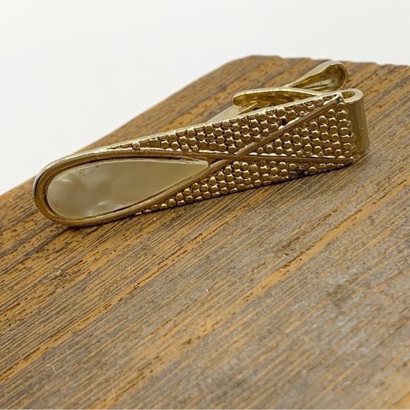 Vintage Other - Vintage MCM mother of pearl inlay textured gold tone tie bar clip